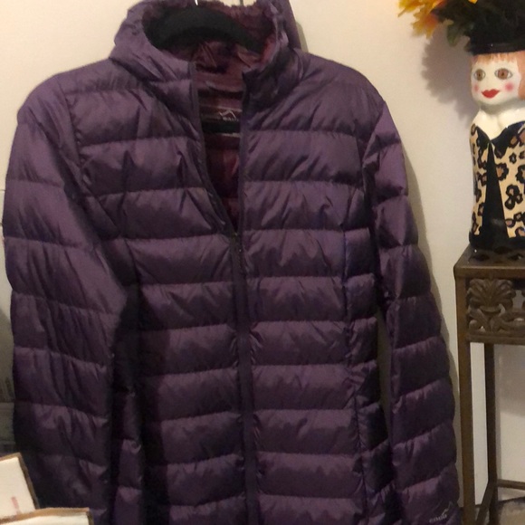 Eddie Bauer Jackets & Blazers - Eddie Bauer puffer jacket with hood.  size medium with full length zipper